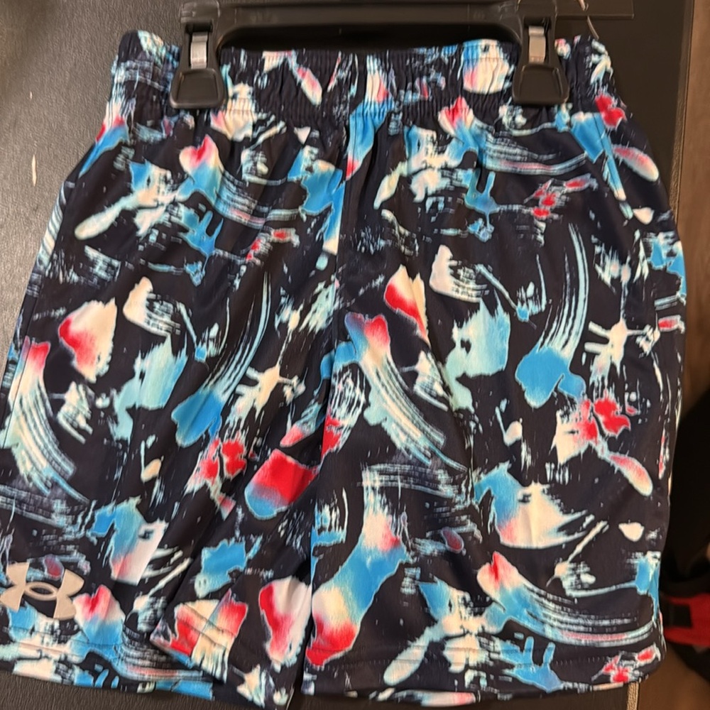 🧡15 for $20🧡 
Under Armor Printed Brush Strokes boys shorts| size 5